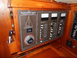 L535-35-Island-Packet-35-Nav-Station-Panel-20